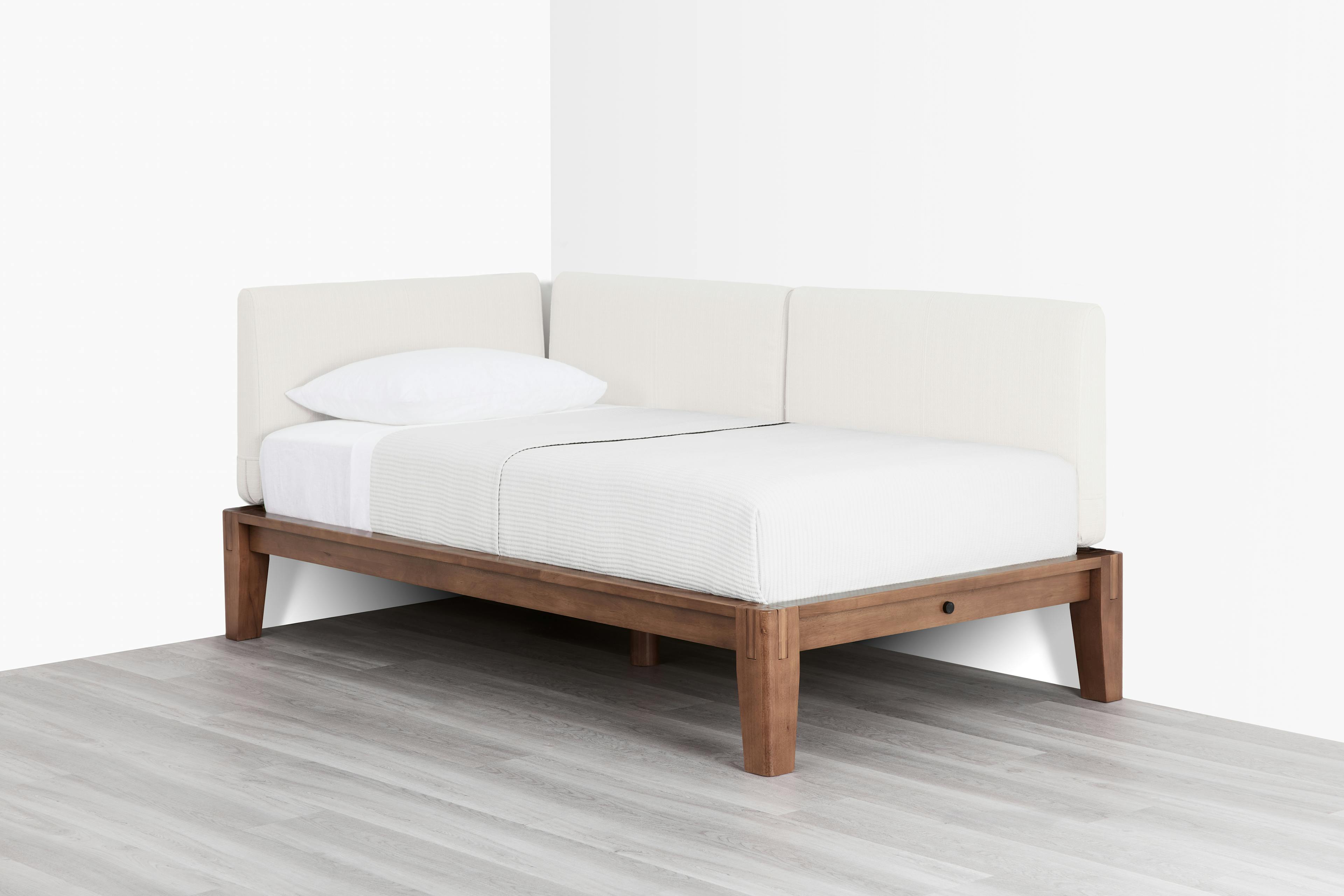 PDP Image: The Daybed (Walnut / Light Linen) - 3:2 - Front