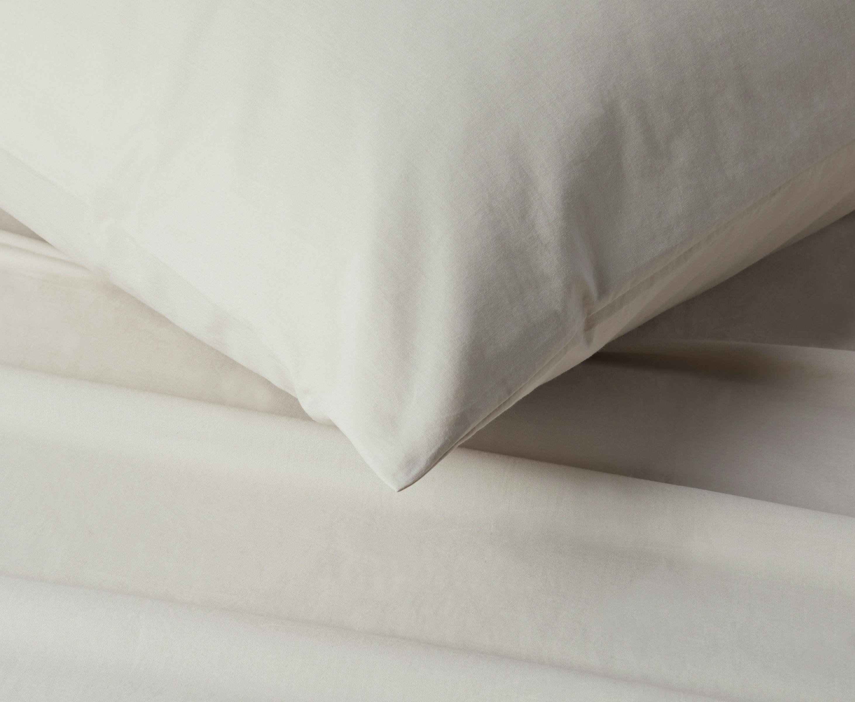 Percale Suite Sheet Set (Dune) - Pillow & Sheet Detail 
